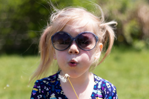 3岁女孩吹蒲公英种子图片下载