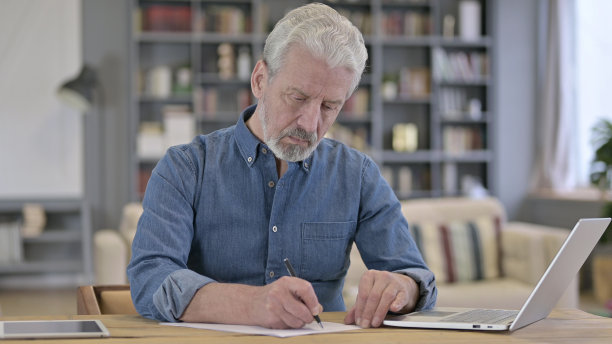 老老人在办公室写信图片下载