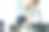 摄影幕后:摄影师用数码相机在创意家居工作室拍摄女模特的照片图片下载