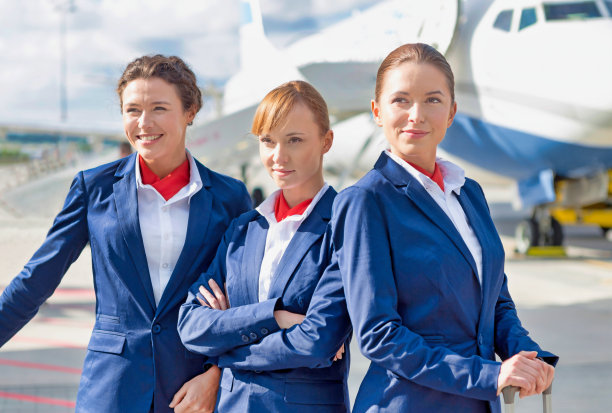 三个自信的空乘人员站在飞机上的照片图片下载