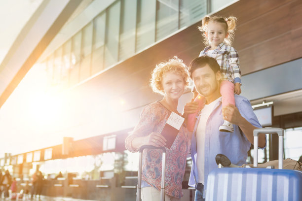 一个幸福的家庭带着镜头光晕到达机场图片下载