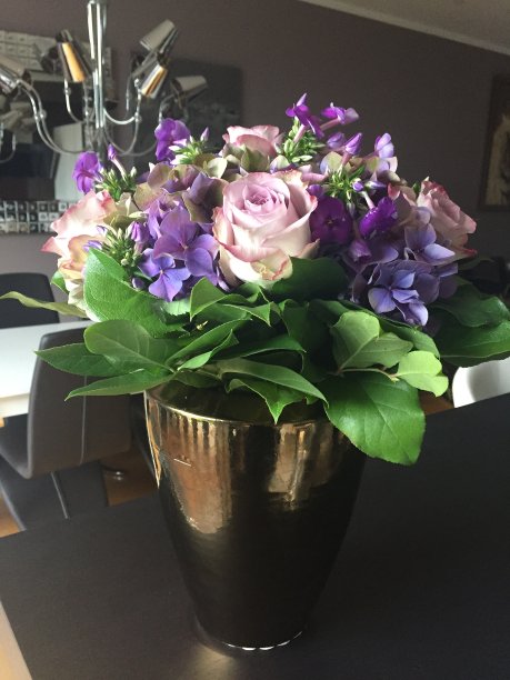 花瓶里的花。图片下载