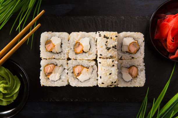一套寿司卷与芥末和生姜在黑色的背景。日本东方美食图片下载