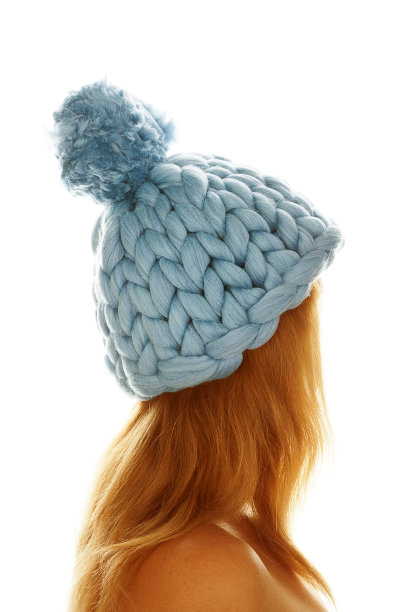 戴美利奴帽的年轻女子。图片下载