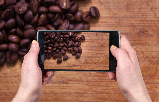 在给咖啡豆拍照图片下载