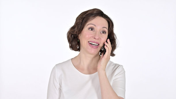 老妇人在白色背景下用智能手机聊天图片下载