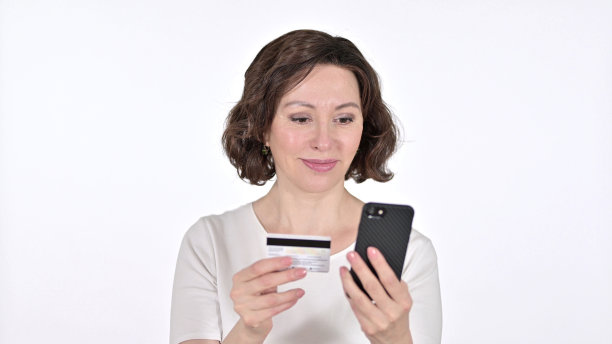 老妇人的智能手机在线支付，白色背景图片下载