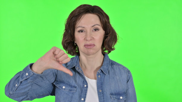 拇指向下的老妇人，绿色色度键背景图片下载