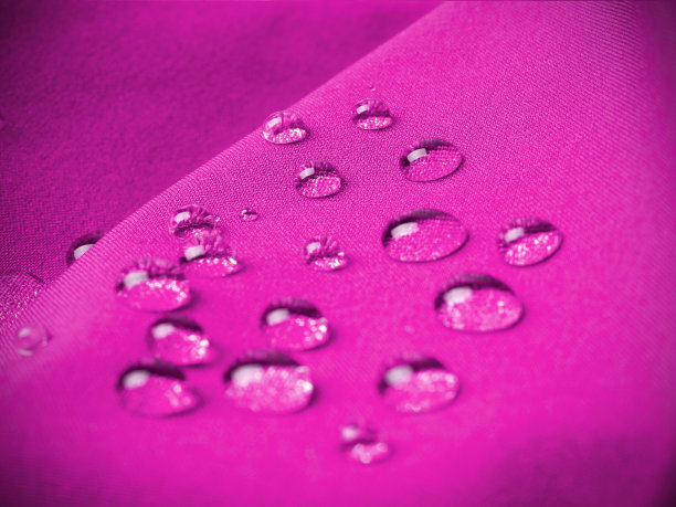 洋红防水织物与雨滴近距离图片下载