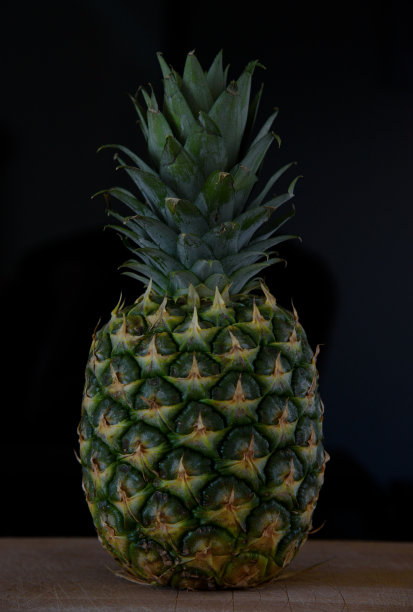 木板上的菠萝图片下载