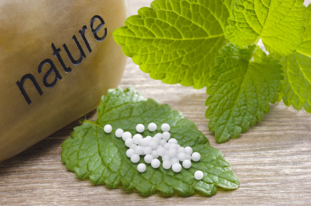 替代和天然药物与草药药丸图片下载