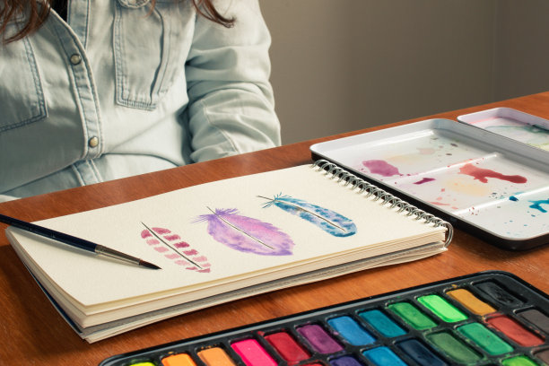 桌子与完成的水彩羽毛画布图片下载