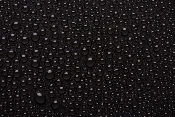 特写照片的小水滴在黑色的背景图片下载