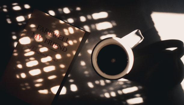 一杯黑咖啡和一本书图片下载