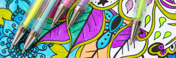 成人涂色书，缓解压力趋势。艺术治疗，心理健康，创造力和正念概念。平铺网旗，全景特写。图片下载