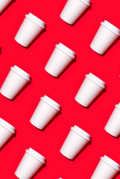 红色背景上的一次性咖啡杯图案。图片下载