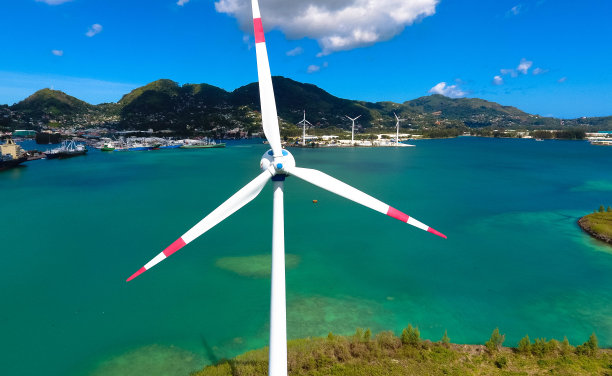 塞舌尔马埃岛维多利亚，风力涡轮机生产清洁电力。图片下载