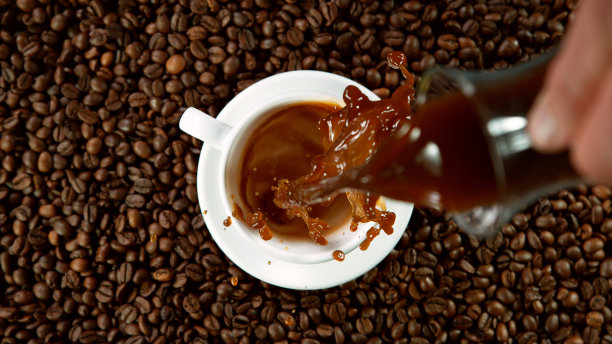 71、倒一杯热咖啡，高视角观景图片下载