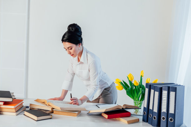 一个穿着西装的女人在办公室读书图片下载