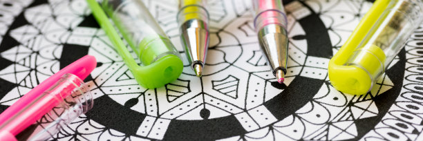 成人涂色书，缓解压力趋势。艺术治疗，心理健康，创造力和正念概念。平铺网旗，全景特写。图片下载