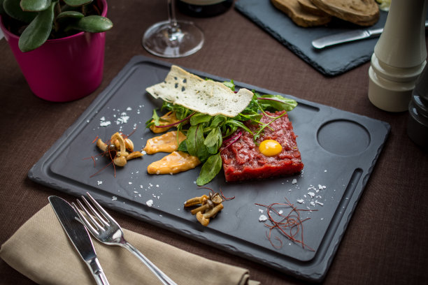 新鲜的牛肉配上绿色的叶子图片下载