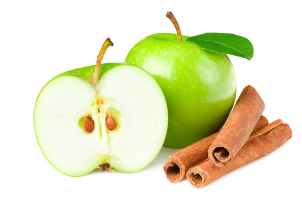 绿苹果切片，绿叶和肉桂孤立在白色背景图片下载