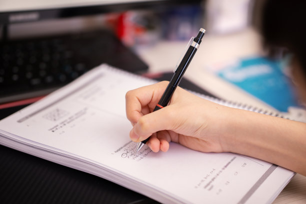 学生在家里解决问题和做作业图片下载