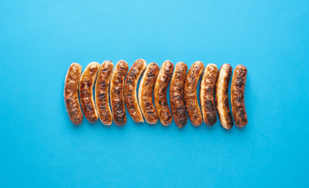 烤纽伦堡腊肠。德国香肠俯视图图片下载