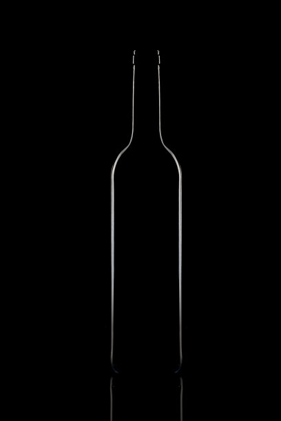 黑酒瓶反射剪影图片下载