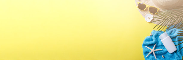 黄色背景上的沙滩饰品图片下载