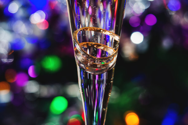 金色的结婚戒指放在香槟杯里图片下载