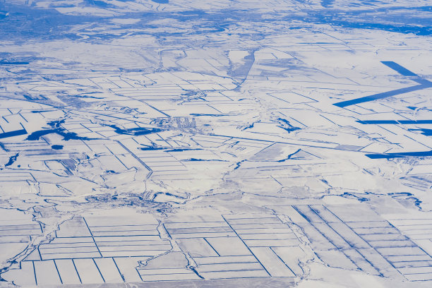 这是俄罗斯雪地里道路和田野的航拍照片图片下载