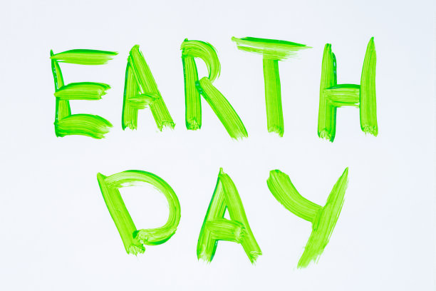 世界地球日的文字画在纸上。素材图片