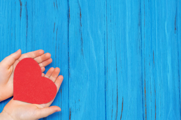 红心在孩子的手中图片下载