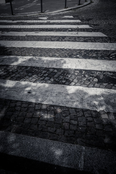 行人过马路标志和快速移动的汽车，照片与选择焦点图片下载