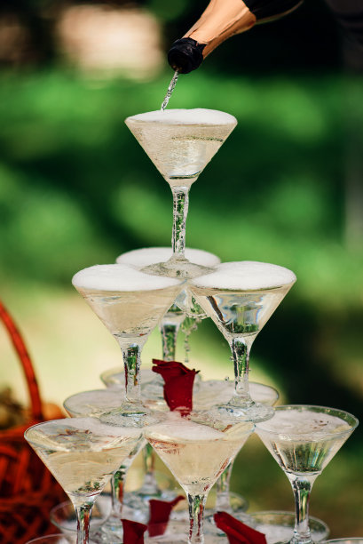 金字塔形的香槟酒杯，用于庆祝派对图片下载