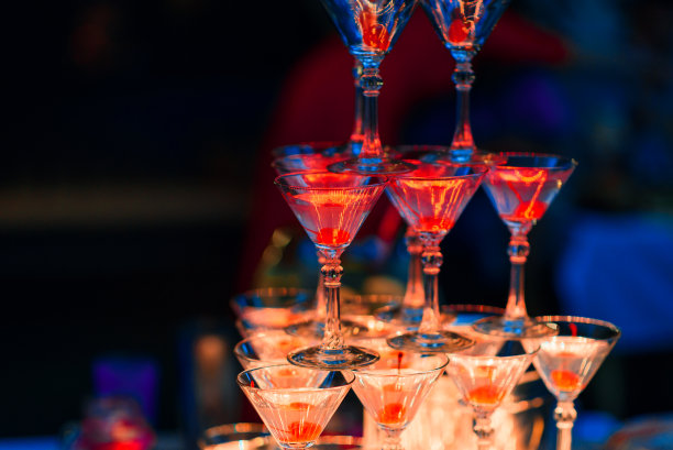 橙色灯光下的樱桃鸡尾酒图片下载