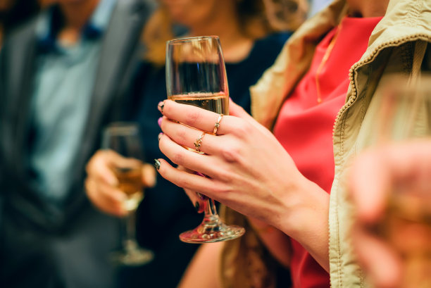 假日里女人手里的香槟图片下载