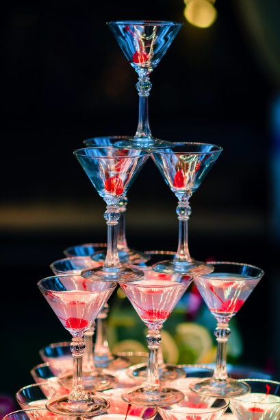 玻璃杯马提尼鸡尾酒与明亮的灯光图片下载