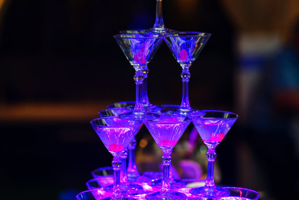 聚会用的带酒精鸡尾酒的玻璃杯图片下载