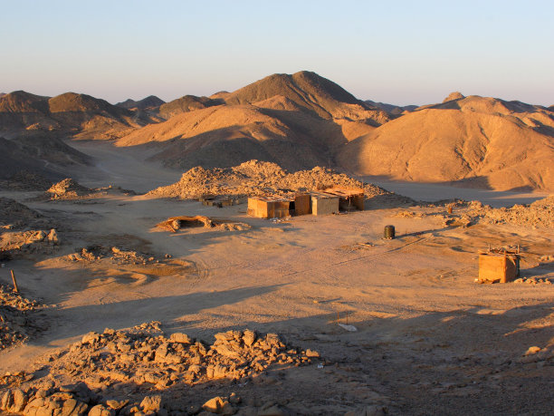 沙漠营地上的日落图片下载
