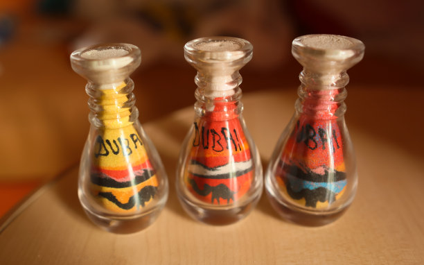 阿拉伯传统沙子纪念品：迪拜沙瓶图片下载