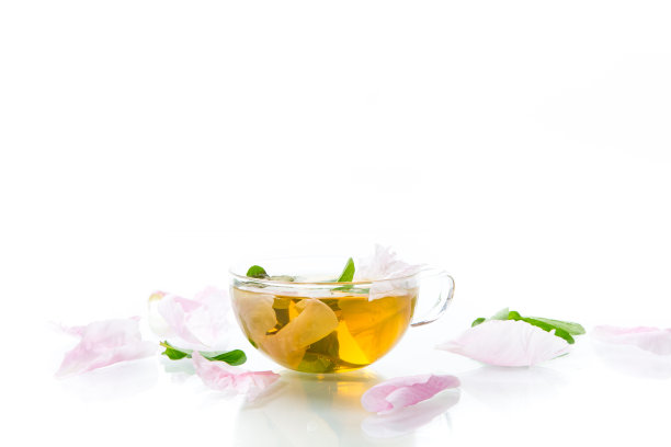 玻璃杯里的夏日玫瑰花茶图片下载