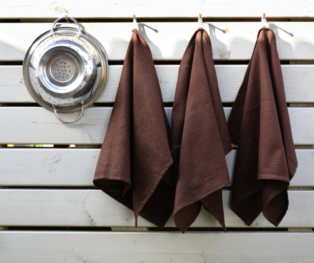 华夫格编织的厨房或手巾上的木板背景。家纺图片下载