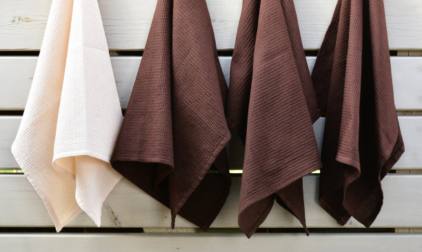 华夫格编织的厨房或手巾上的木板背景。家纺图片下载