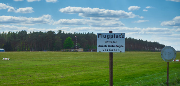 空地上的滑翔机机场，上面写着德文:机场，请勿擅自进入图片下载