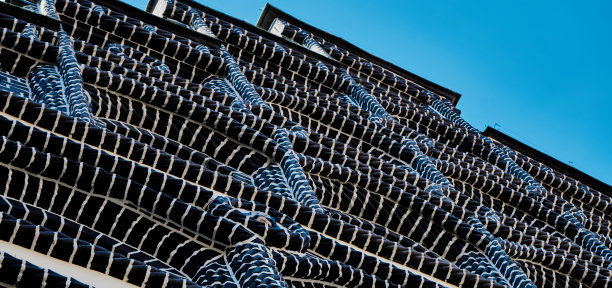 这是德国老城中一座黑色砖块和白色接缝的砖房的抽象照片图片下载