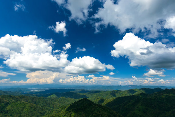 美丽的风景云在蓝天之上，绿色的山森林自然。图片下载