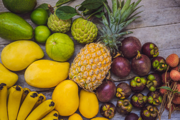 一张木桌上放着许多水果图片下载