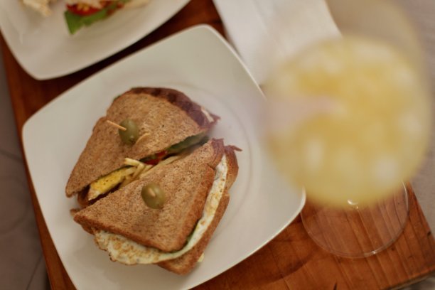 丰盛可口的床上早餐图片下载